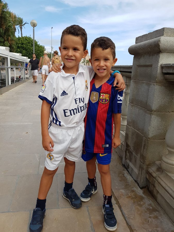 Bruno y Mario con sus equipaciones, a los seis años